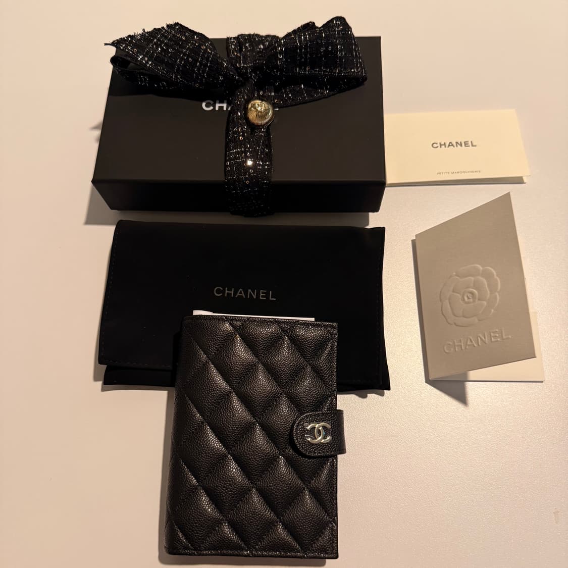 샤넬 골드 로고 클래식 캐비어 여권 카드 지갑 블랙 브라운 상품이미지7