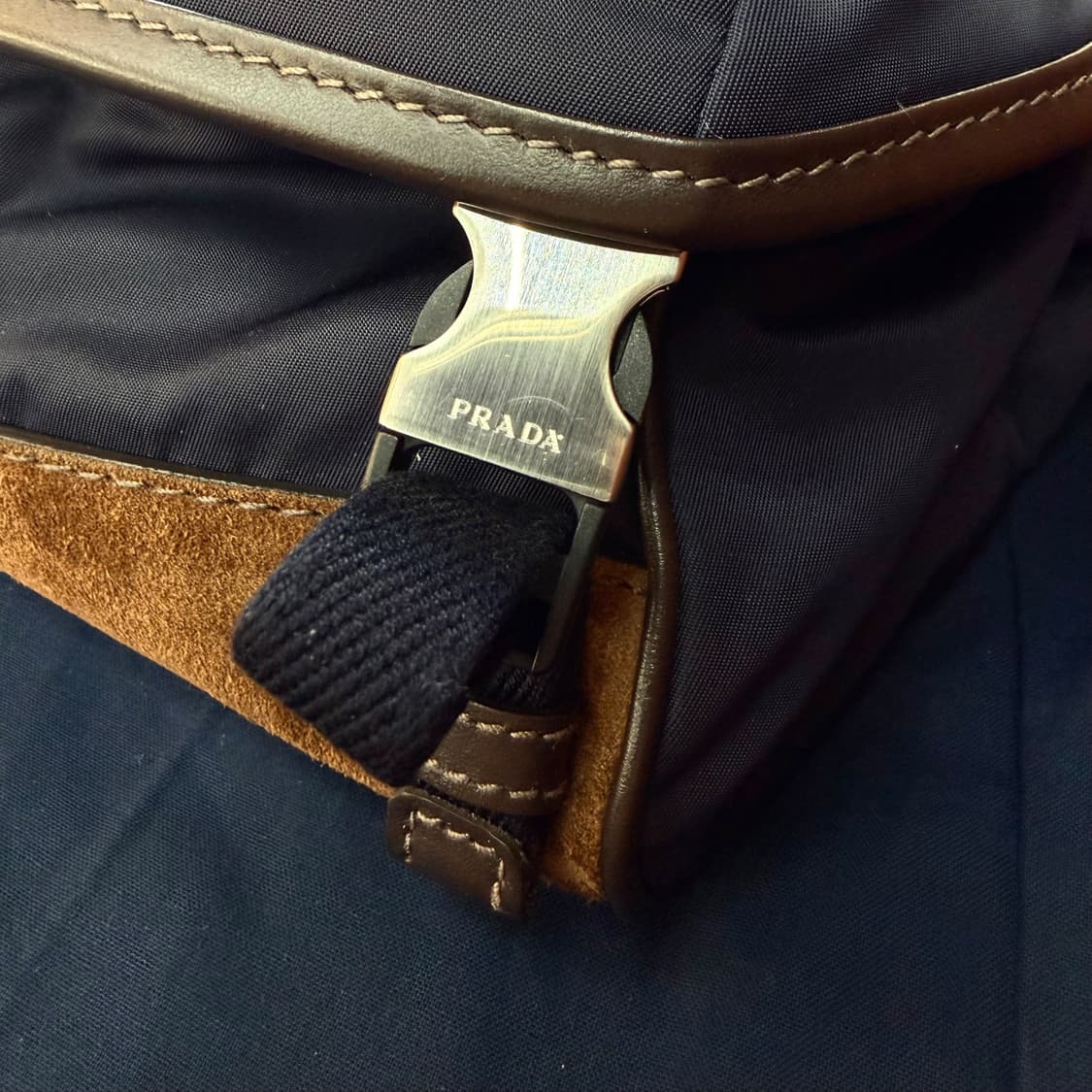 프라다 2026시즌 리나일론 스웨이드 숄더백 상품이미지6