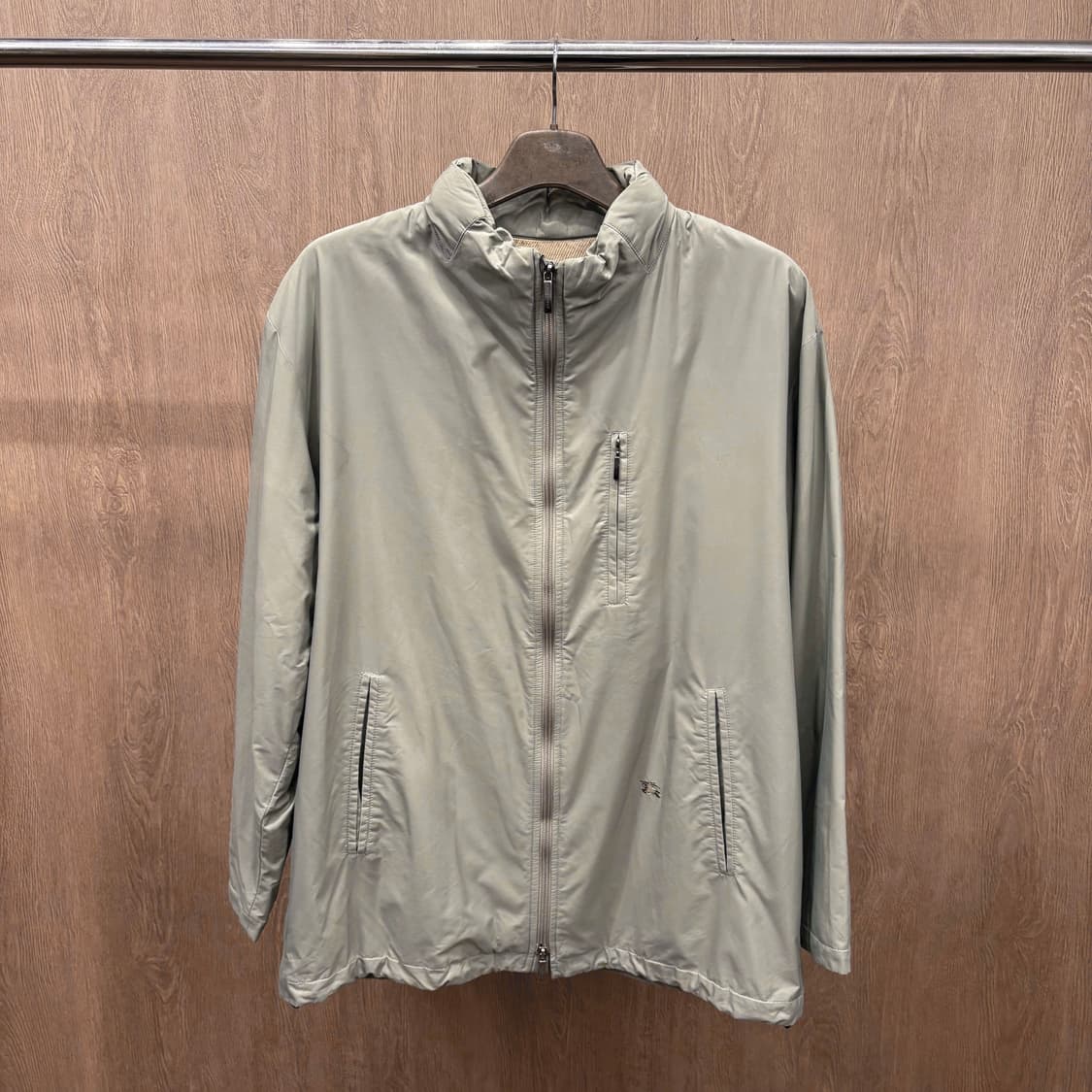 버버리 하이넥 해링턴 윈드 브레이커 자켓 로고 자수 디테일 카키 베이지 상품이미지2