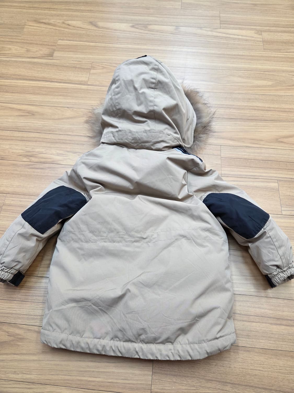 뉴발란스 키즈 남아 패딩 베이지색 100사이즈입니다. 털이 풍성한 후드가 상품이미지2