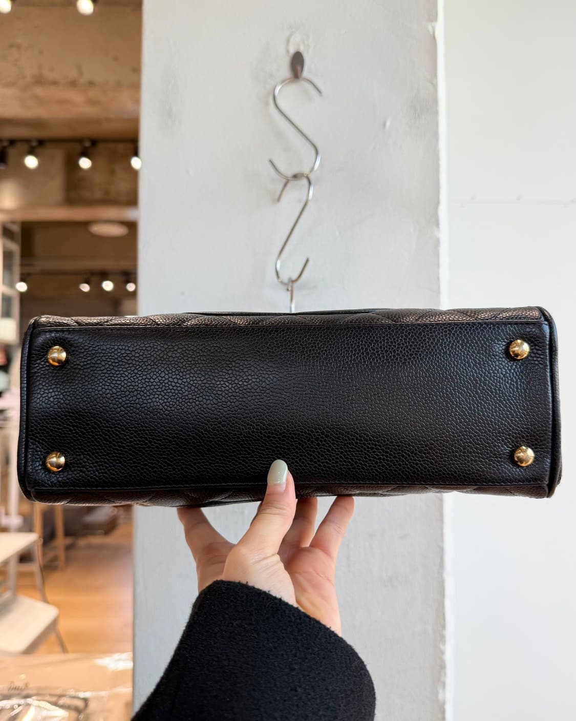 샤넬 블랙 캐비어 볼러백  상품이미지7