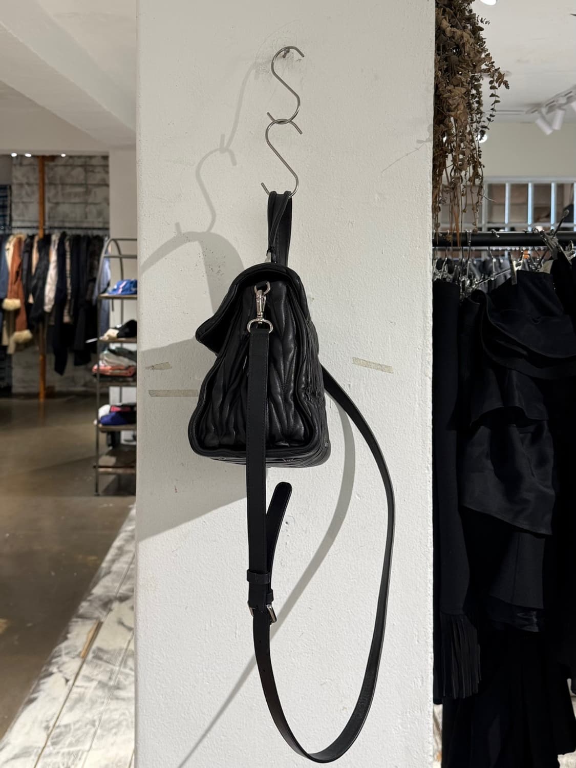 미우미우 블랙 마테라쎄 투웨이 토트 크로스백 상품이미지3