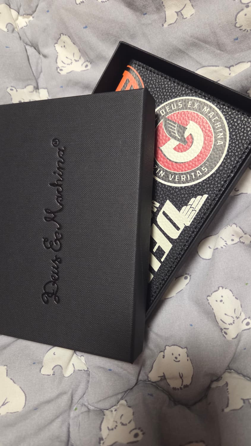 데우스 엑스 마키나 여권 케이스 상품이미지1