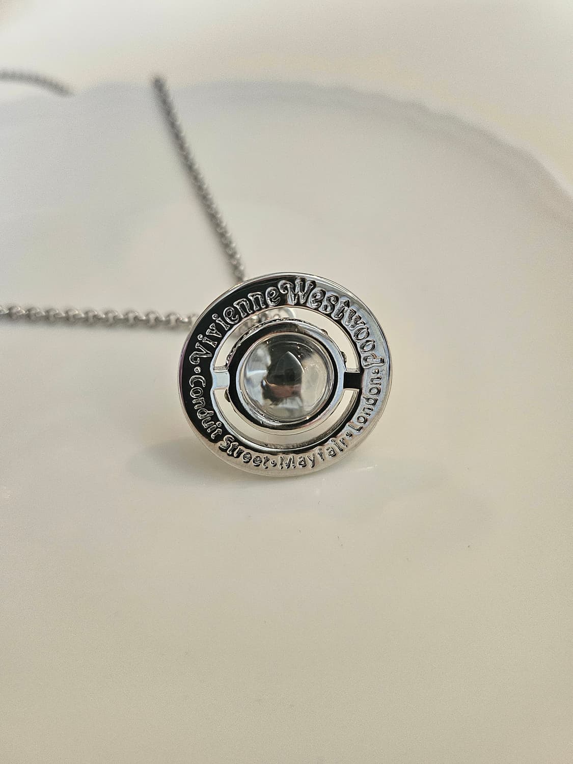 비비안 웨스트우드 업사이클링 투명orb 목걸이 상품이미지4