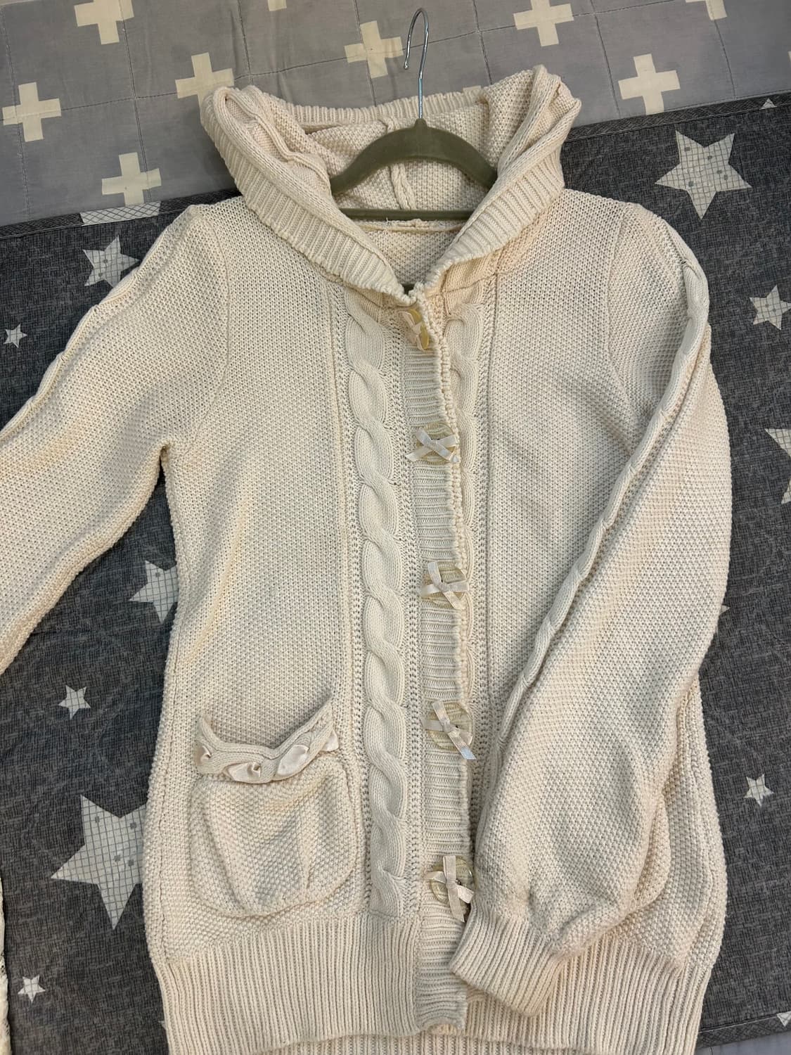 리본 포인트 후드 니트 상품이미지1