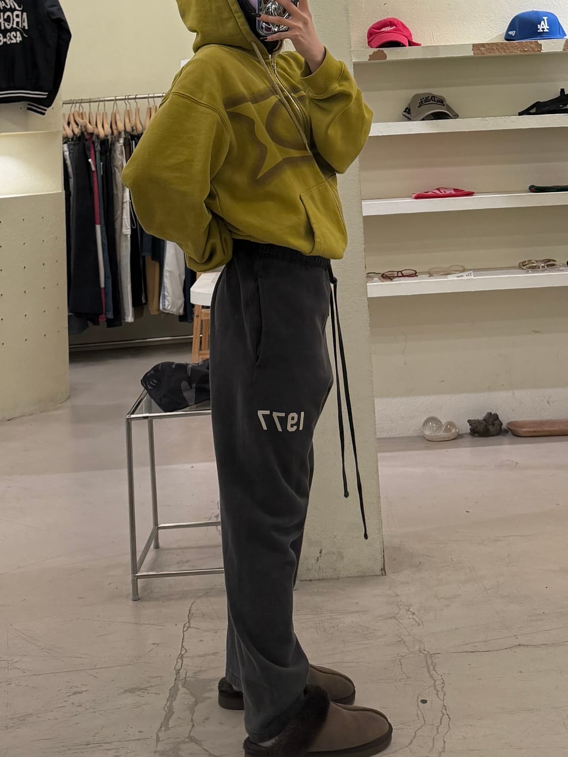 에센셜 1977 로고 스웻팬츠 U1593 상품이미지2