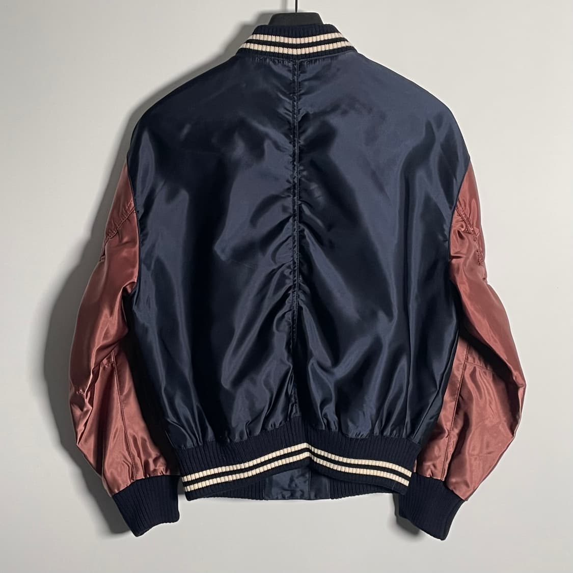 미우미우 플라밍고 유광 바시티자켓 (on.60) 상품이미지2