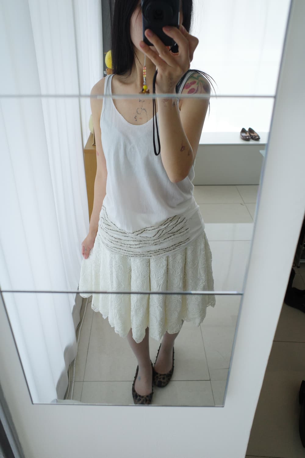 Sequins & lace back button sleeveless 상품이미지1