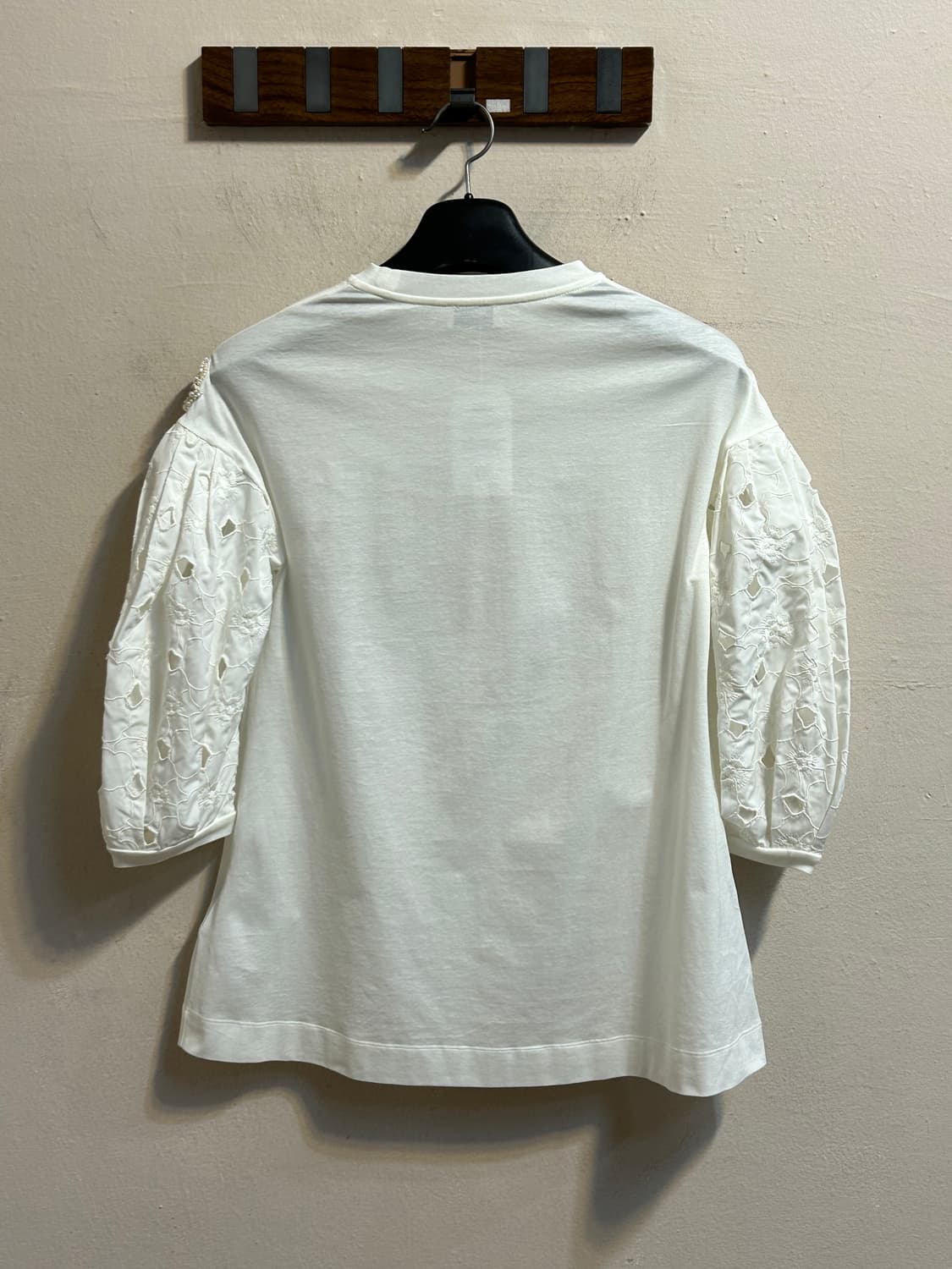 몽클레어 x 시몬 로샤 진주 로고 퍼프 슬리브 티셔츠 상품이미지5