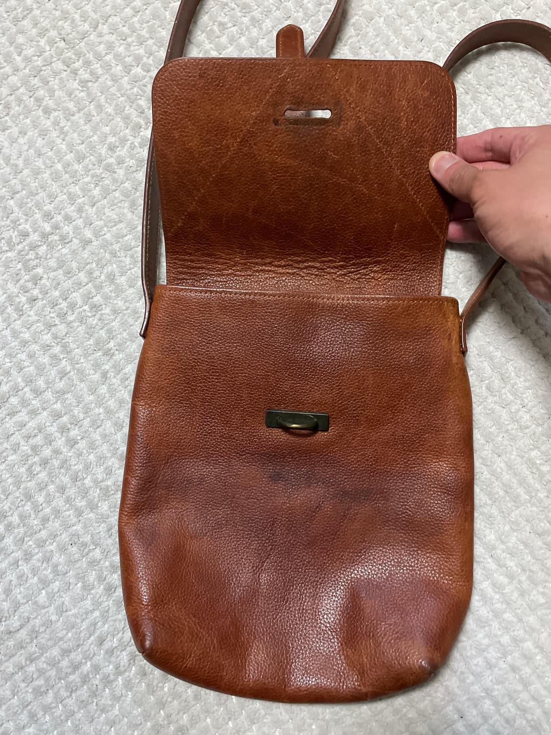 BARBOUR 바버 웨스턴 무드 카우하이드 소가죽 레더 크로스백 상품이미지6