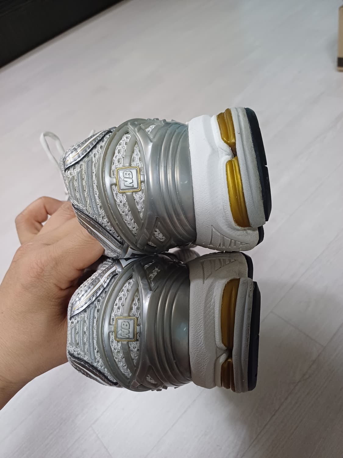 뉴발란스 뉴발란스 1906R 실버 화이트 메탈릭 운동화 270사이즈 상품이미지3