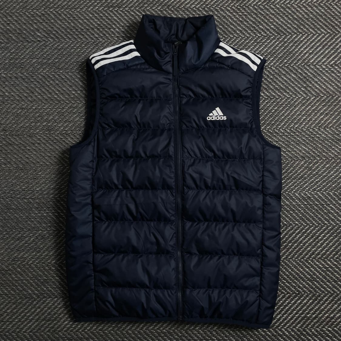 아디다스 에센셜 경량 다운 패딩 베스트 네이비o 4677 상품이미지1