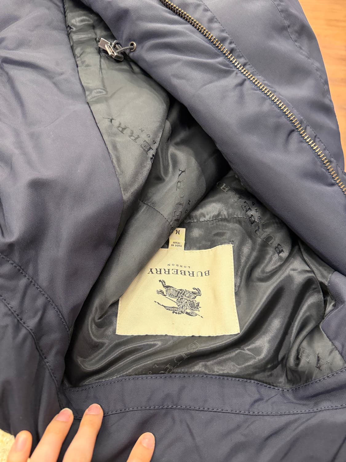 빈티지 브이넥 롱슬리브 집업 프릴 트리밍 디테일 레귤러핏 다크 그레이 상품이미지6