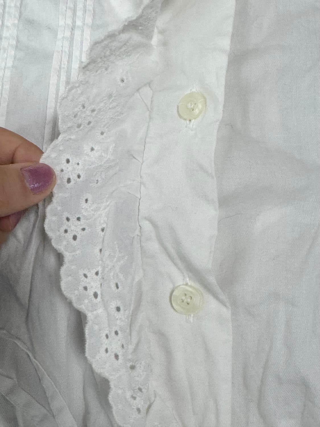 Sabstreet 펀칭 레이스 프릴 핀턱 블라우스 상품이미지5