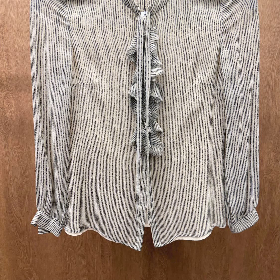 토리버치 블라우스 도트 스트라이프 패턴 프론트 러플 타이 디테일 아이보리 상품이미지5