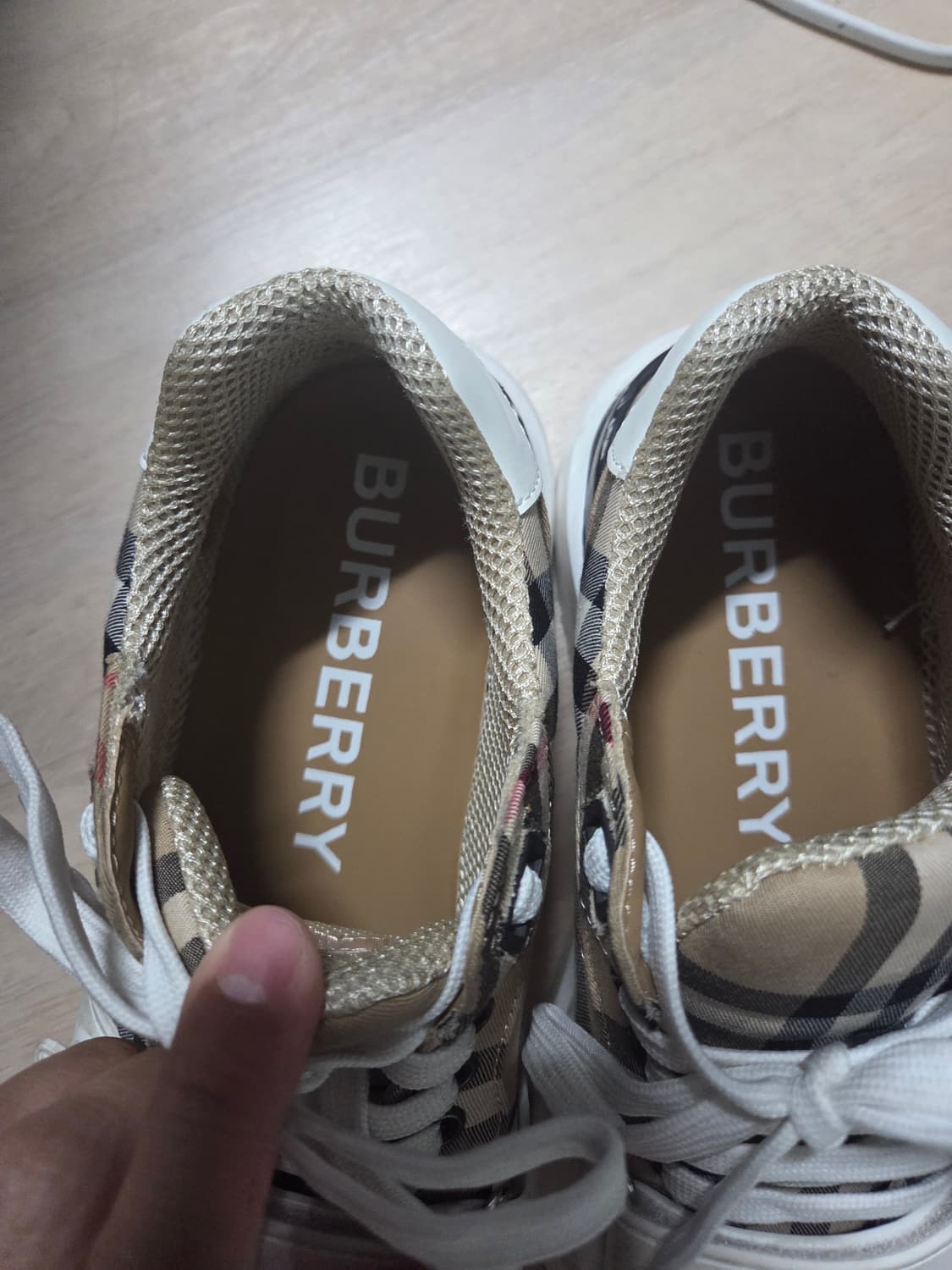 버버리 스니커즈 255 상품이미지2