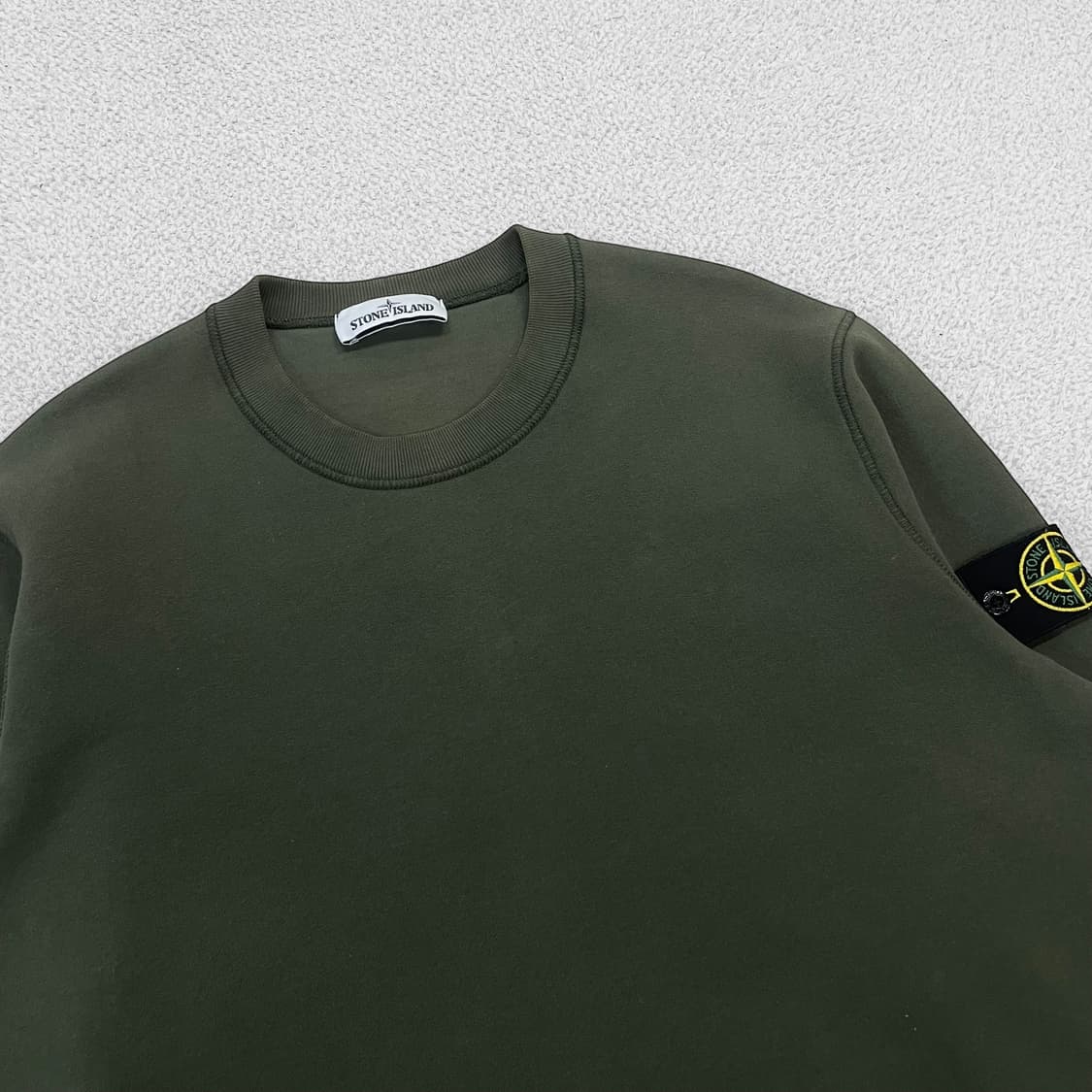 스톤아일랜드 와펜 패치 크루넥 맨투맨 카키 상품이미지3