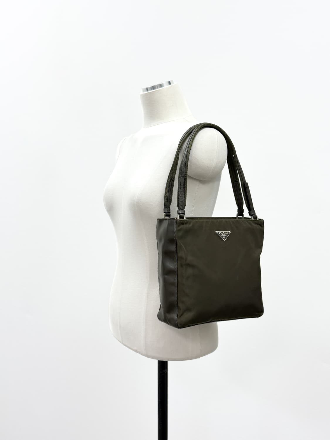 프라다 나일론 레더 트리밍 스퀘어백 상품이미지3