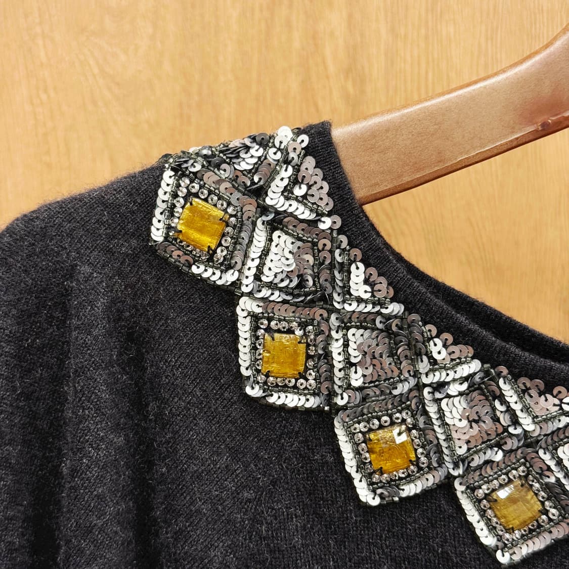 에스카다 퍼프 소매 7부 니트 비즈 스팽글 넥라인 장식 디테일 블랙 상품이미지6