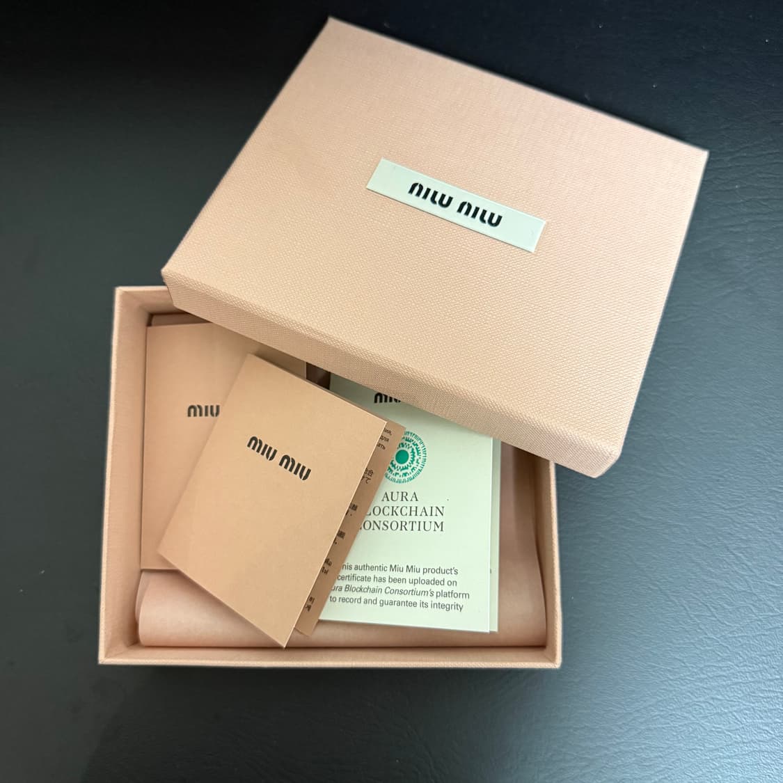 미우미우 마테라쎄 금장 반지갑 상품이미지3