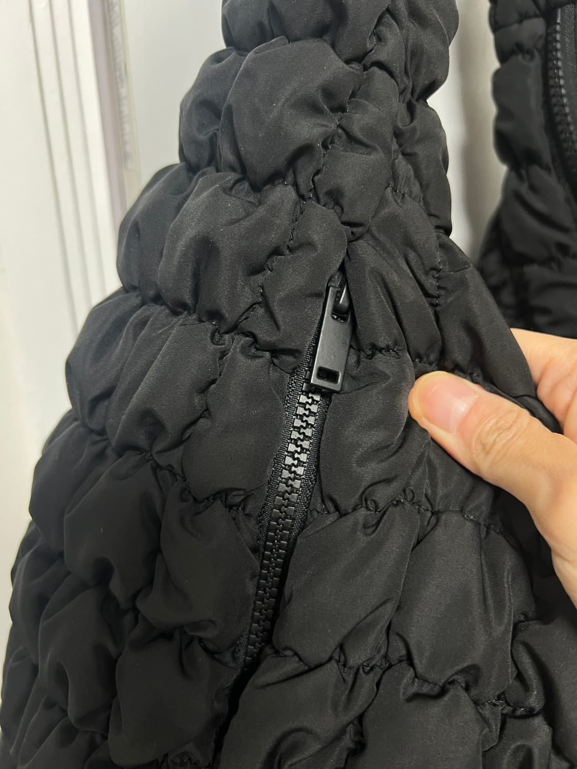 코스 오버사이즈 퀼팅백 블랙 상품이미지3