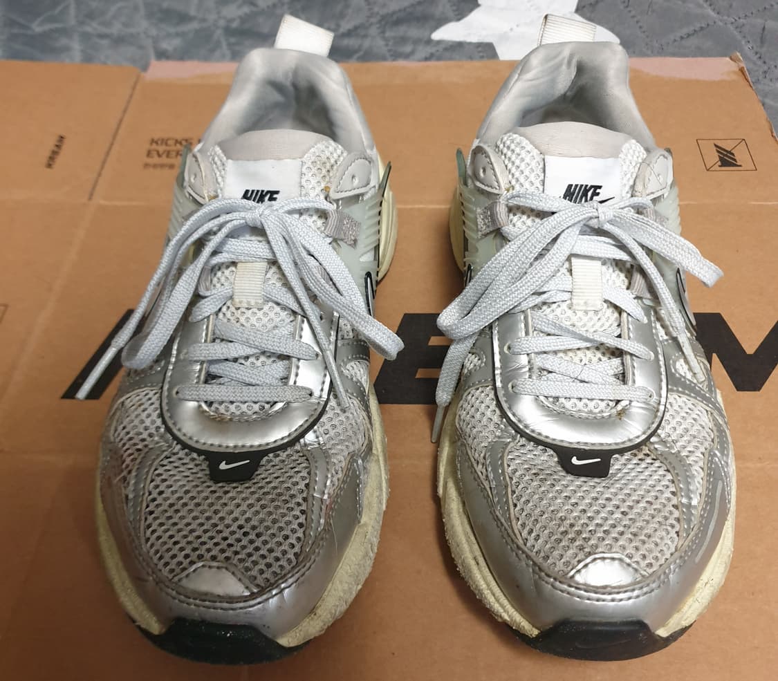 나이키 V2K 런 서밋화이트 메탈릭실버 스니커즈 (240) 상품이미지3