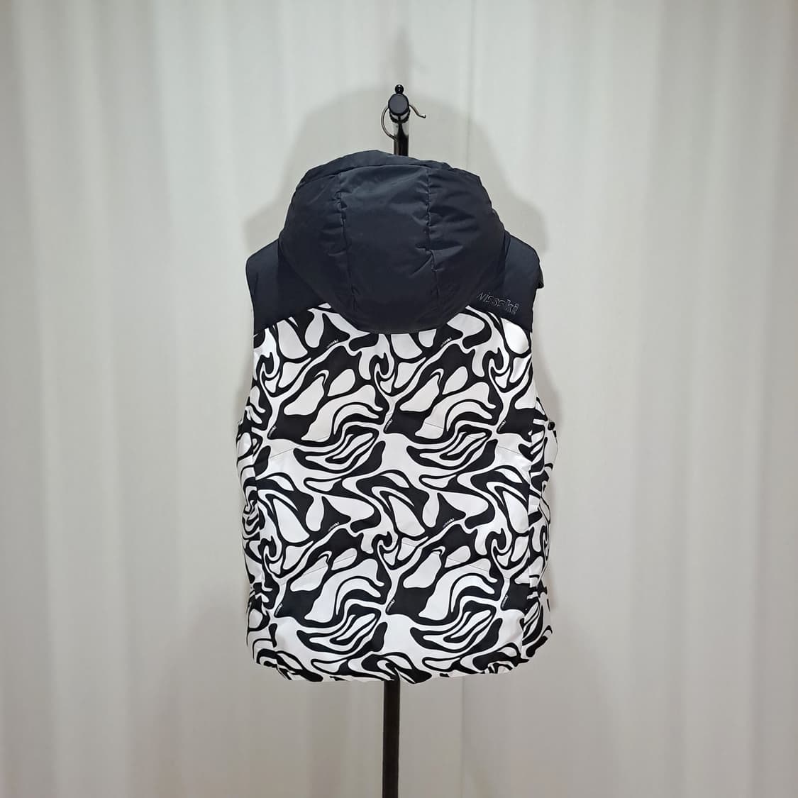 (택포) 데상트 23FW 스위스 스키팀 다운 베스트 패턴 100 B110 상품이미지6