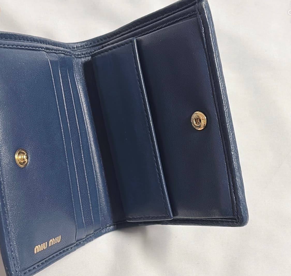 미우미우 마테라쎄 반지갑 네이비 상품이미지3