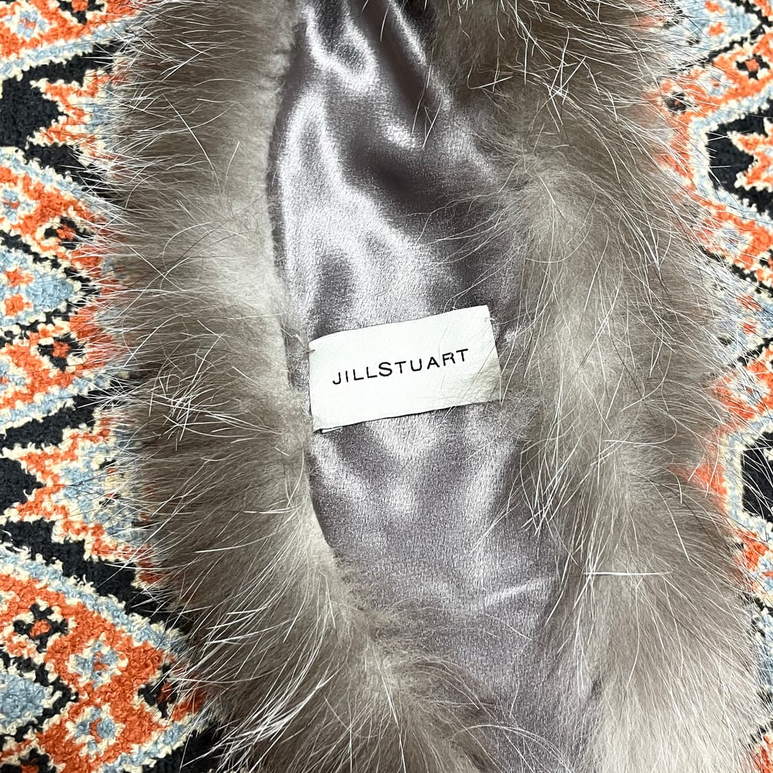 질스튜어트 브라운 폭스퍼 숏 머플러 상품이미지3