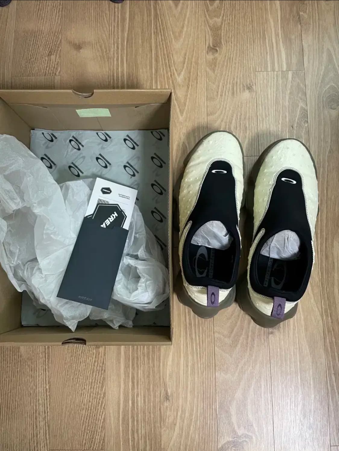 오클리 Ostrich Flesh Ivory(275 size) 상품이미지1