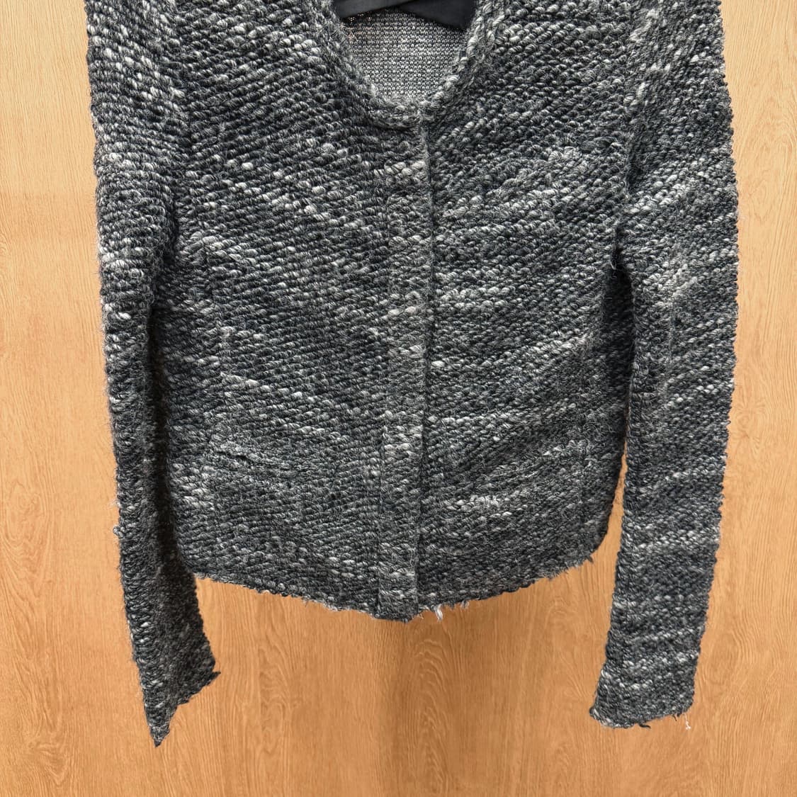 이로 라운드넥 트위드 자켓 노카라 히든 버튼업 디테일 레귤러핏 차콜 상품이미지5