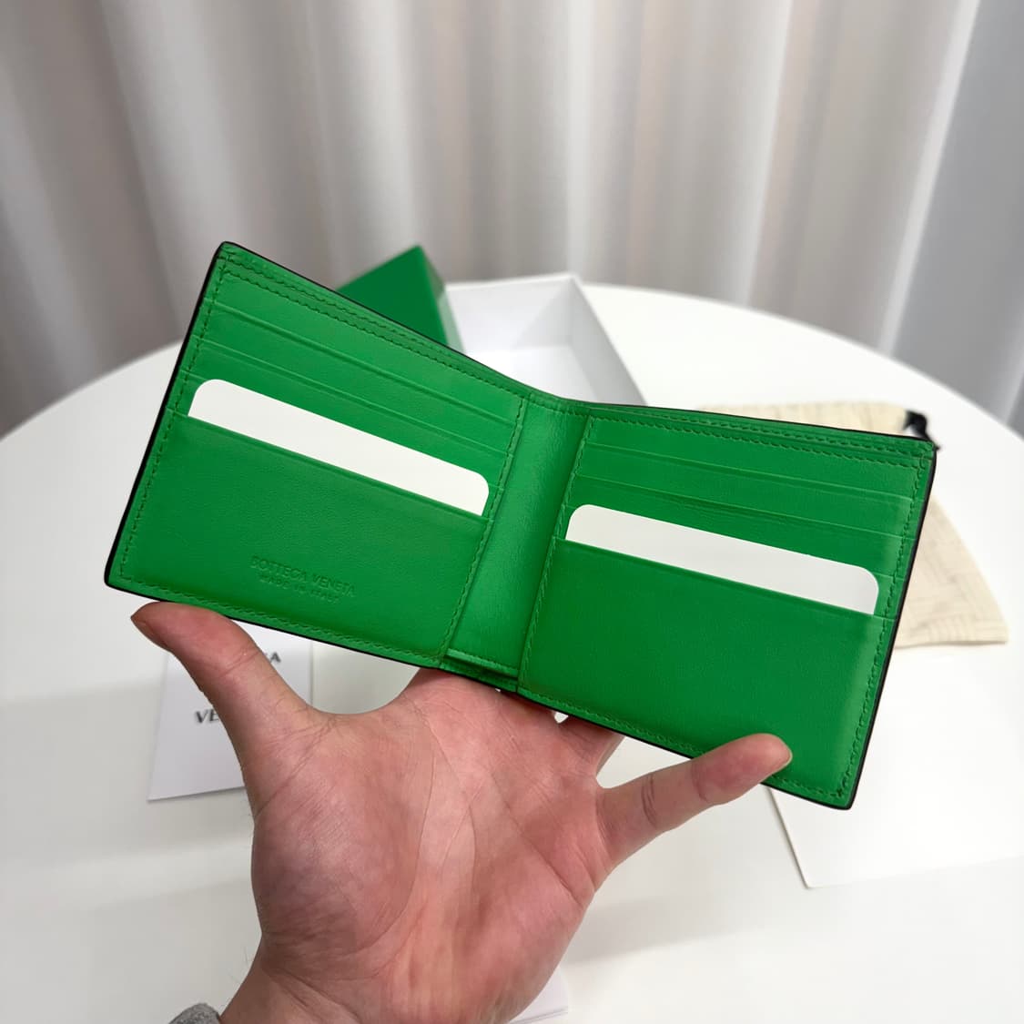 [25년 / 1회 착용] 보테가베네타 투톤 반지갑 블랙 그린 상품이미지4