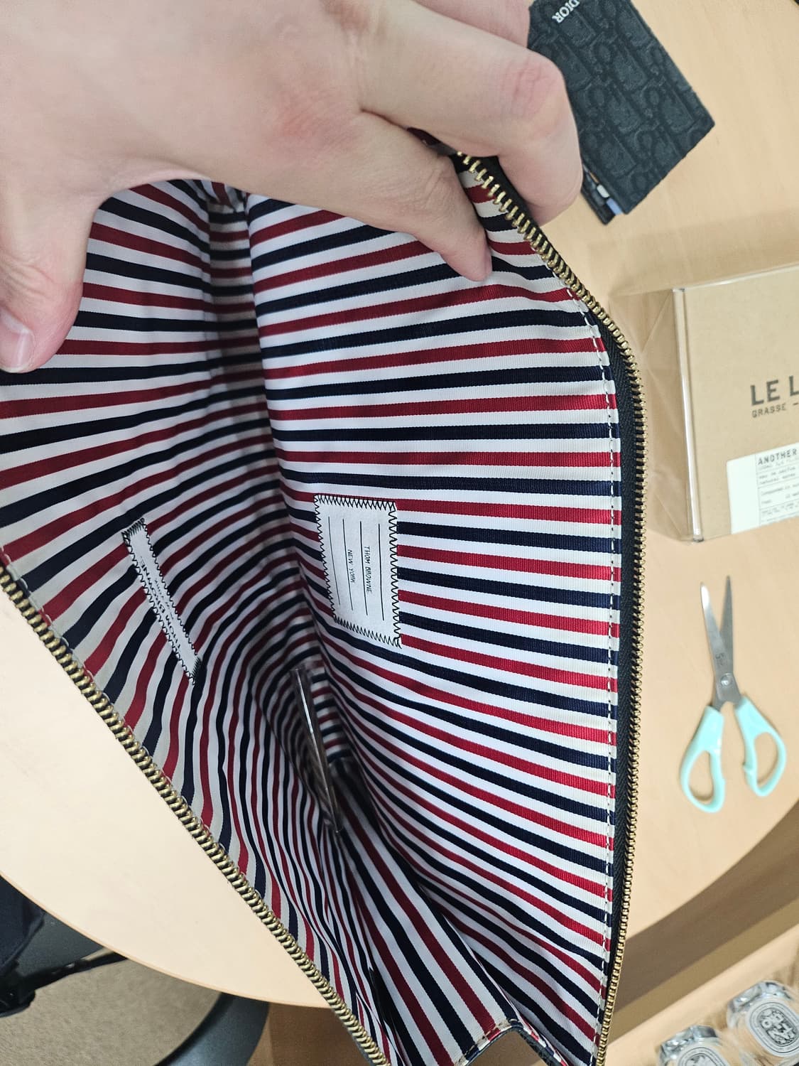 톰브라운 퍼블그레이 클러치다큐먼트 상품이미지6