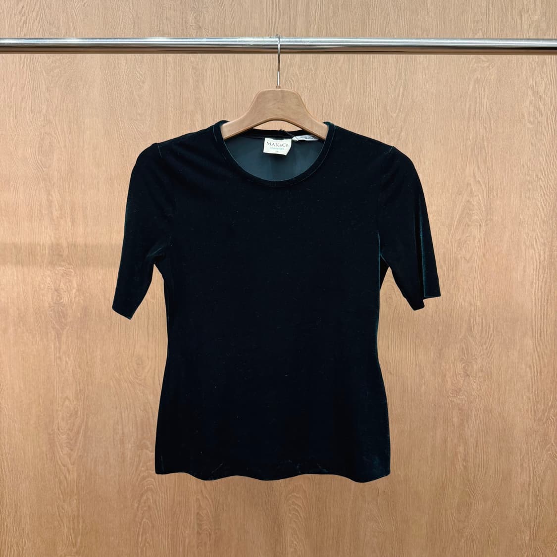 막스앤코 반팔 티셔츠 라운드넥 벨벳 디테일 슬림핏 딥그린 상품이미지2