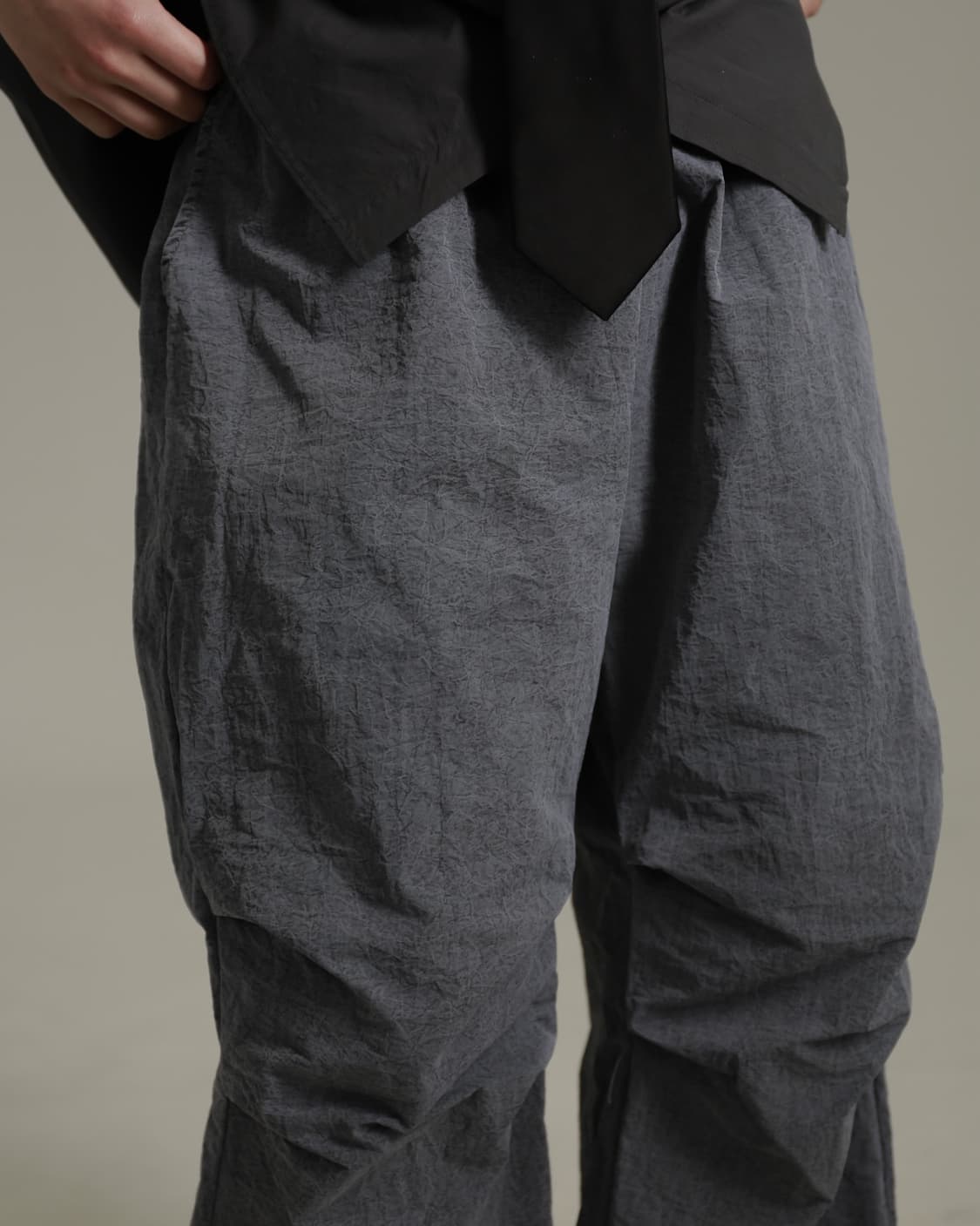 여운코리아 파라슈트 나일론 팬츠 (차콜) 상품이미지1