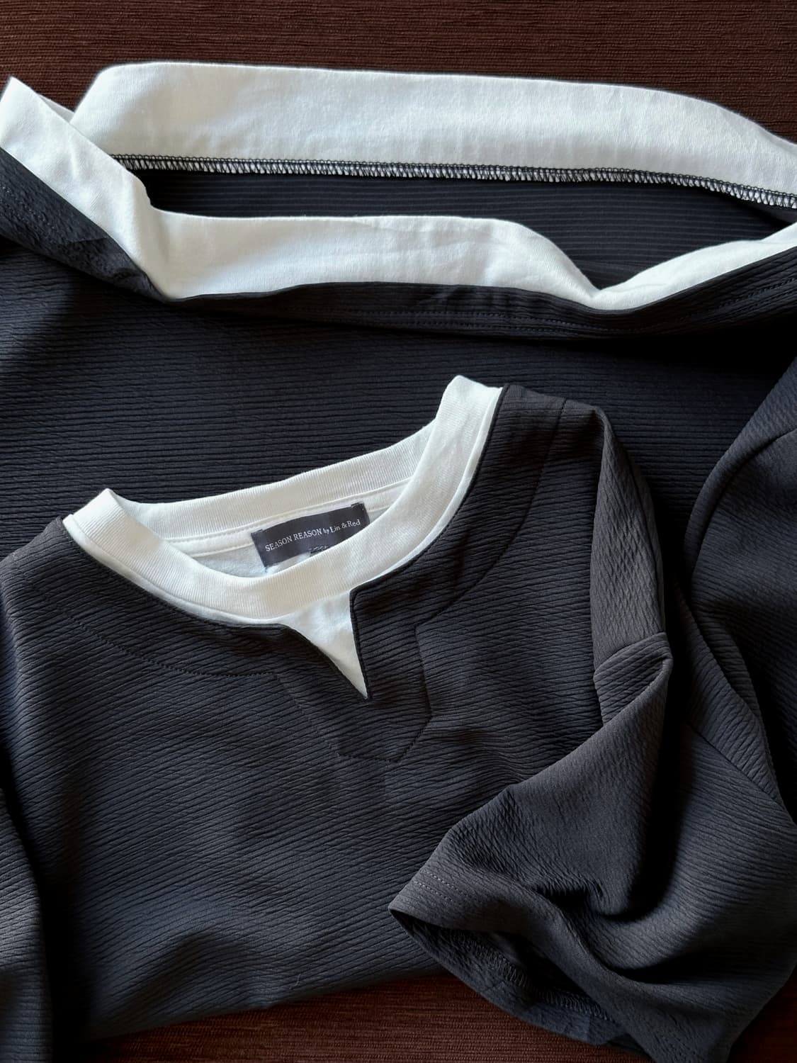 Fake layered neck H/S top 상품이미지1