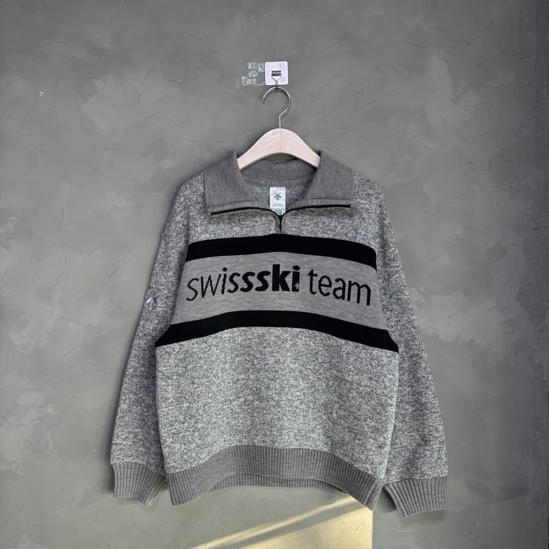 데상트 스위스 스키팀 니트 반집업 그레이 상품이미지1