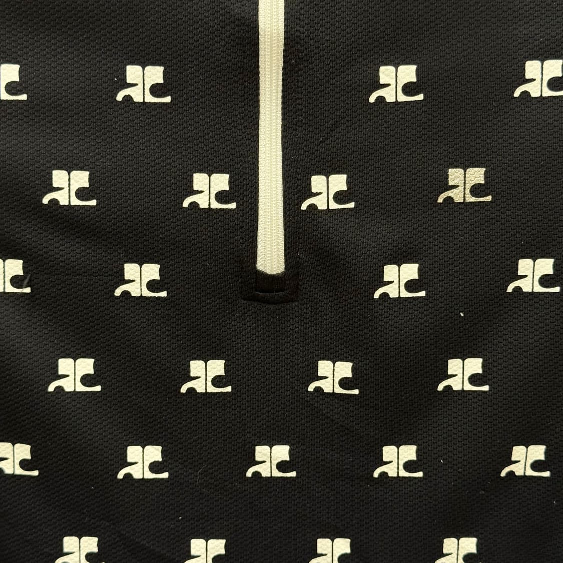 꾸레쥬 하프 집업 반팔 티셔츠 올오버 로고 패턴 슬림핏 블랙 상품이미지6