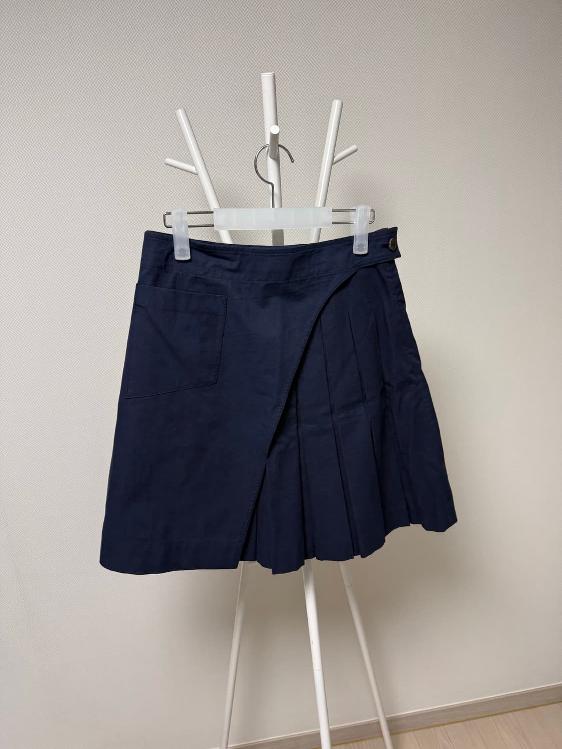 에토스 하프 플리츠 미디스커트 네이비 상품이미지3