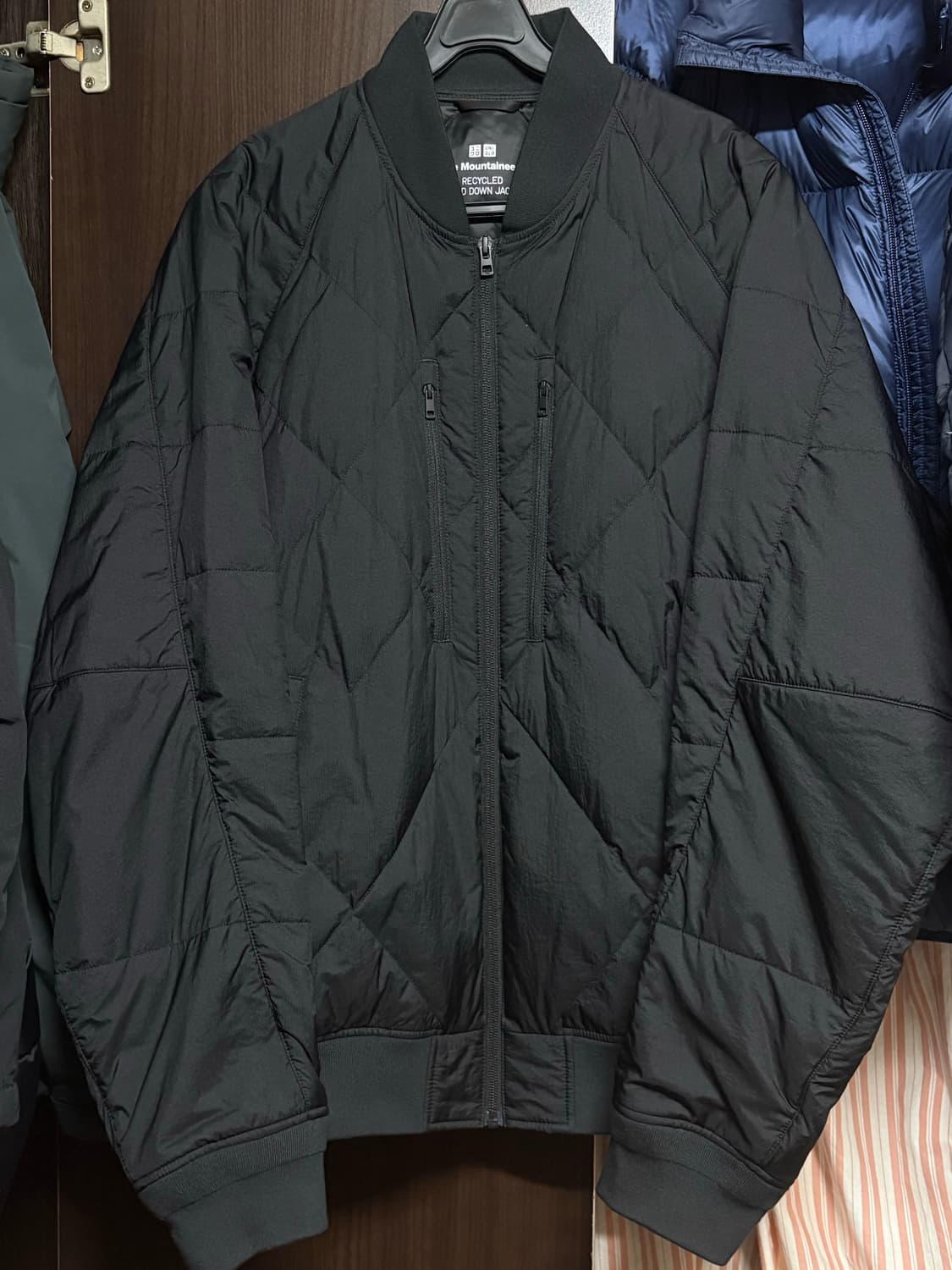 유니클로 화이트마운티니어링 리사이클 하이브리드 다운재킷 상품이미지2