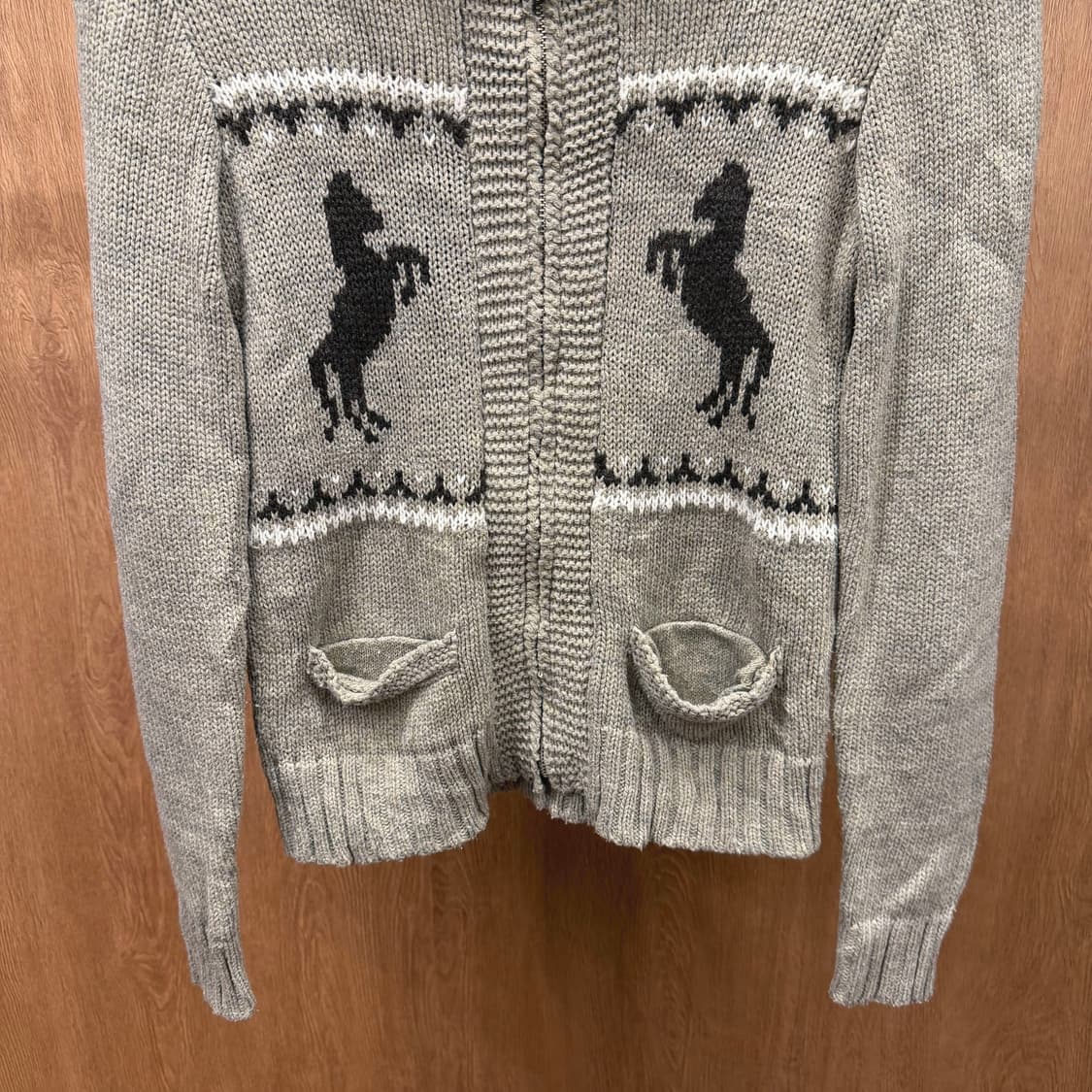 블루노트 니트 집업 가디건 말 자카드 패턴 디테일 레귤러핏 그레이 상품이미지5