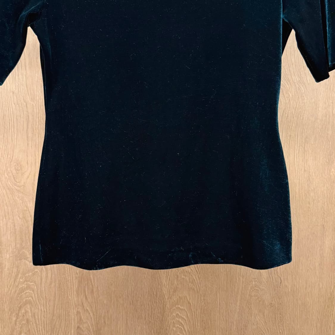 막스앤코 반팔 티셔츠 라운드넥 벨벳 디테일 슬림핏 딥그린 상품이미지5