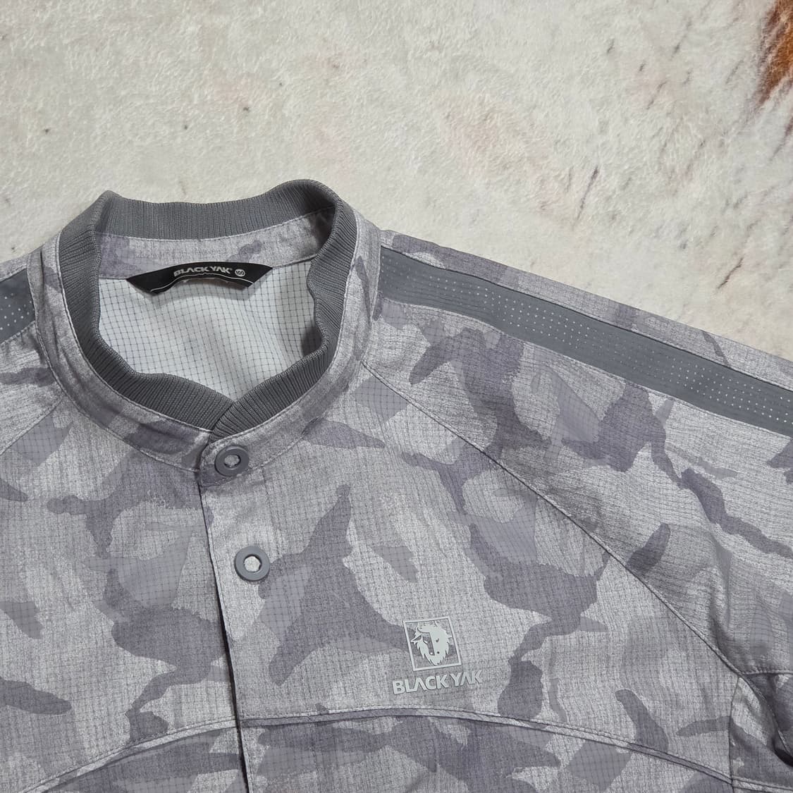 블랙야크 그레이 카모 바람막이 자켓 상품이미지2