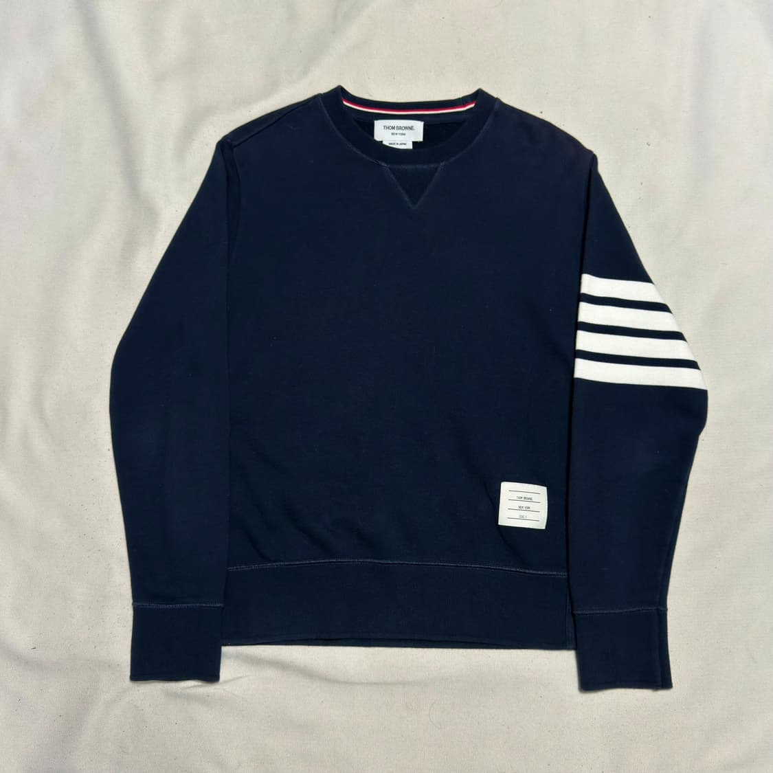 2 톰브라운 사선완장 네이비 맨투맨 상품이미지2