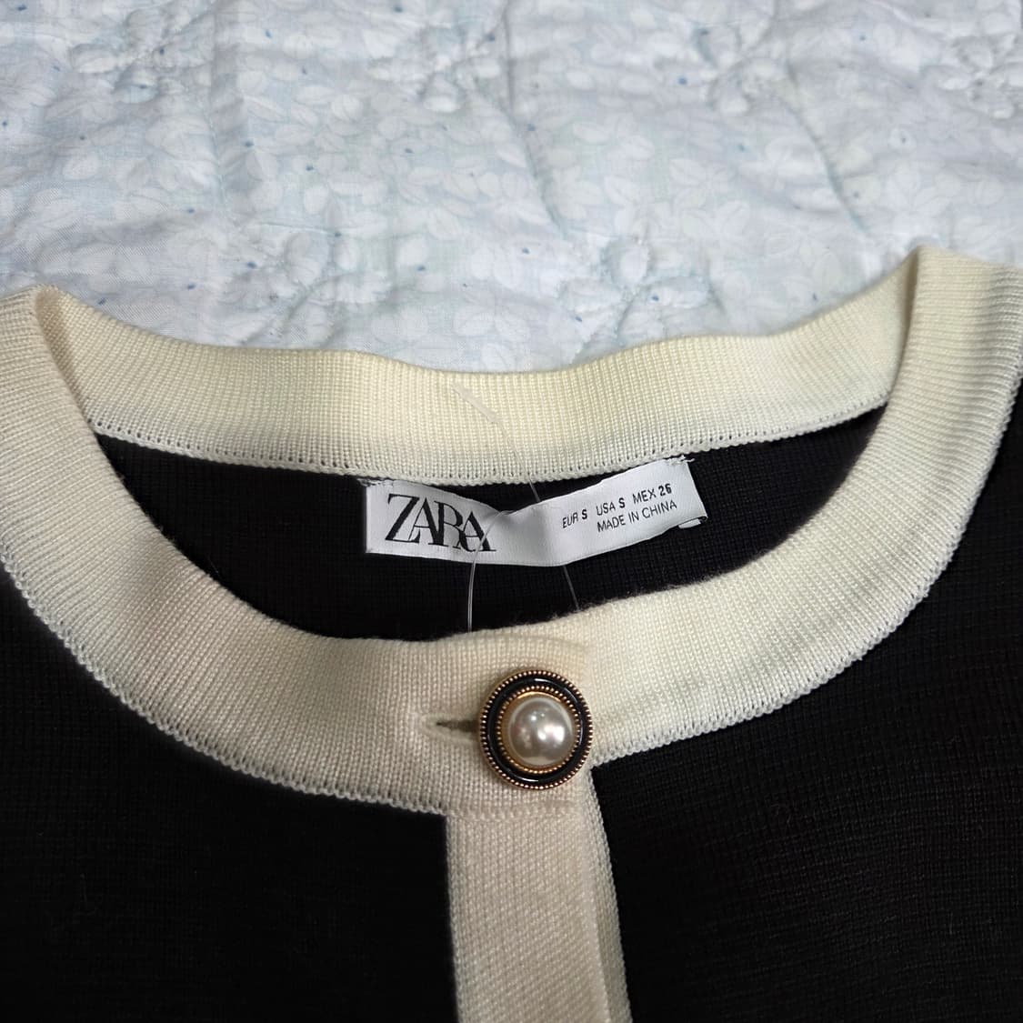 자라 ZARA 블랙 배색 가디건 S사이즈 상품이미지3