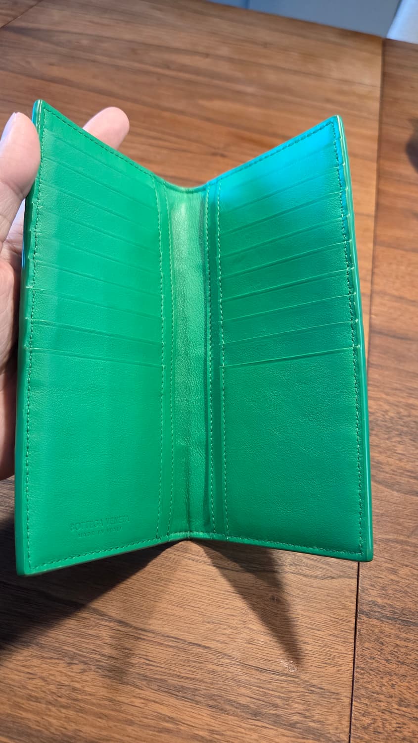 보테가베네타 그린 장지갑입니다. 상품이미지2