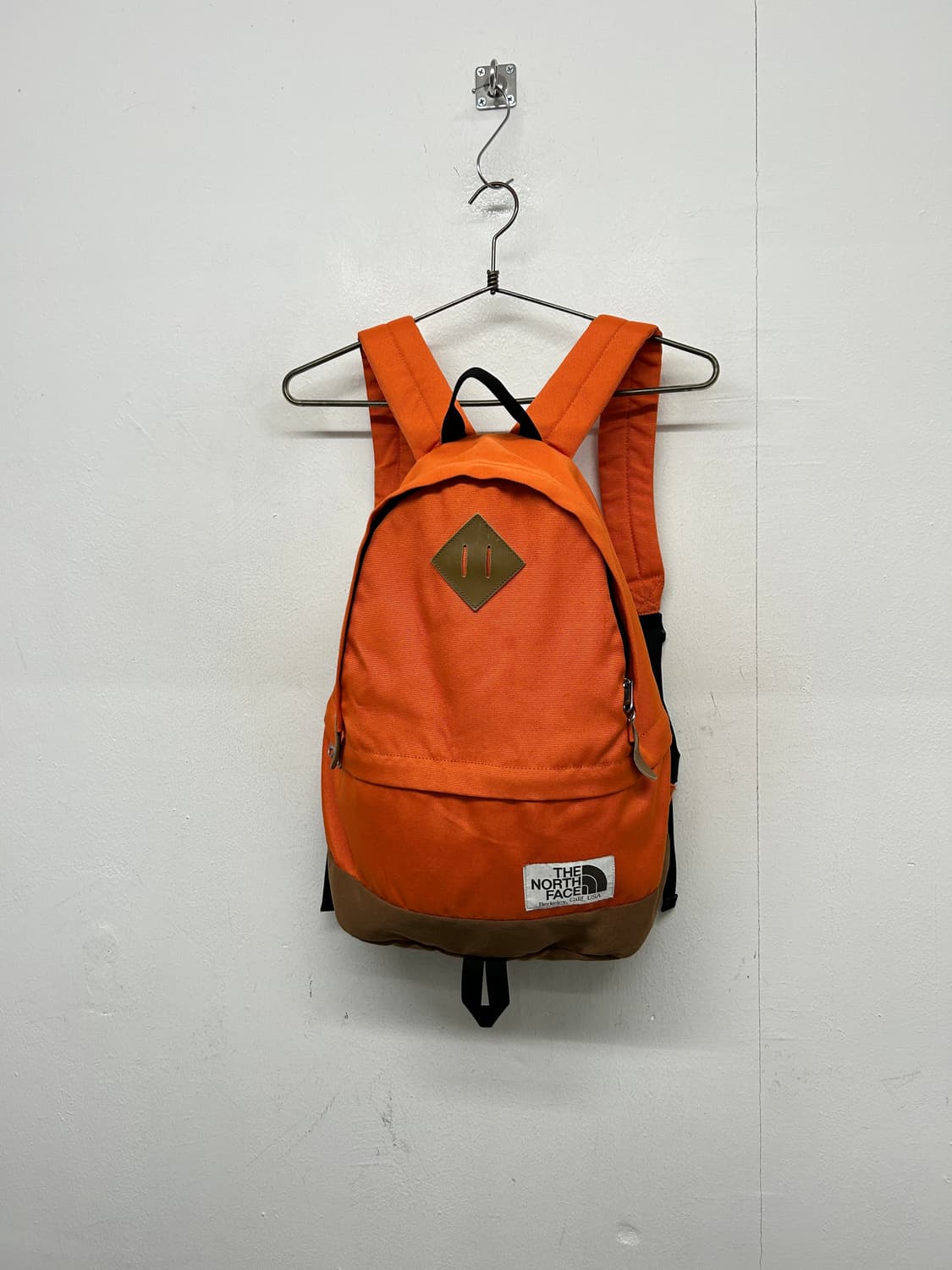 노스페이스 오렌지색 백팩 상품이미지1