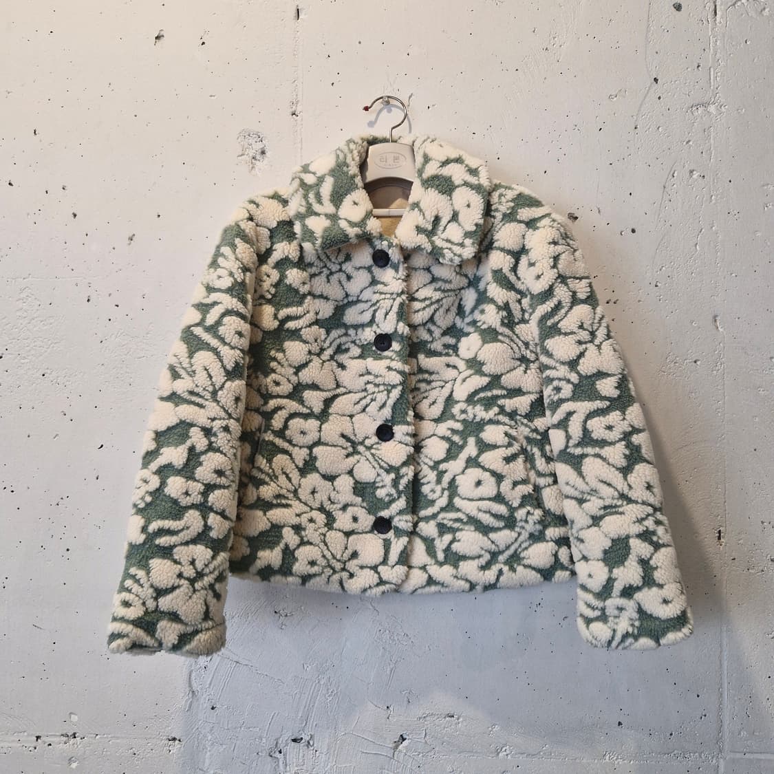 써스데이 아일랜드 플라워 패턴 숏 기장 뽀글이 모 자켓 상품이미지1