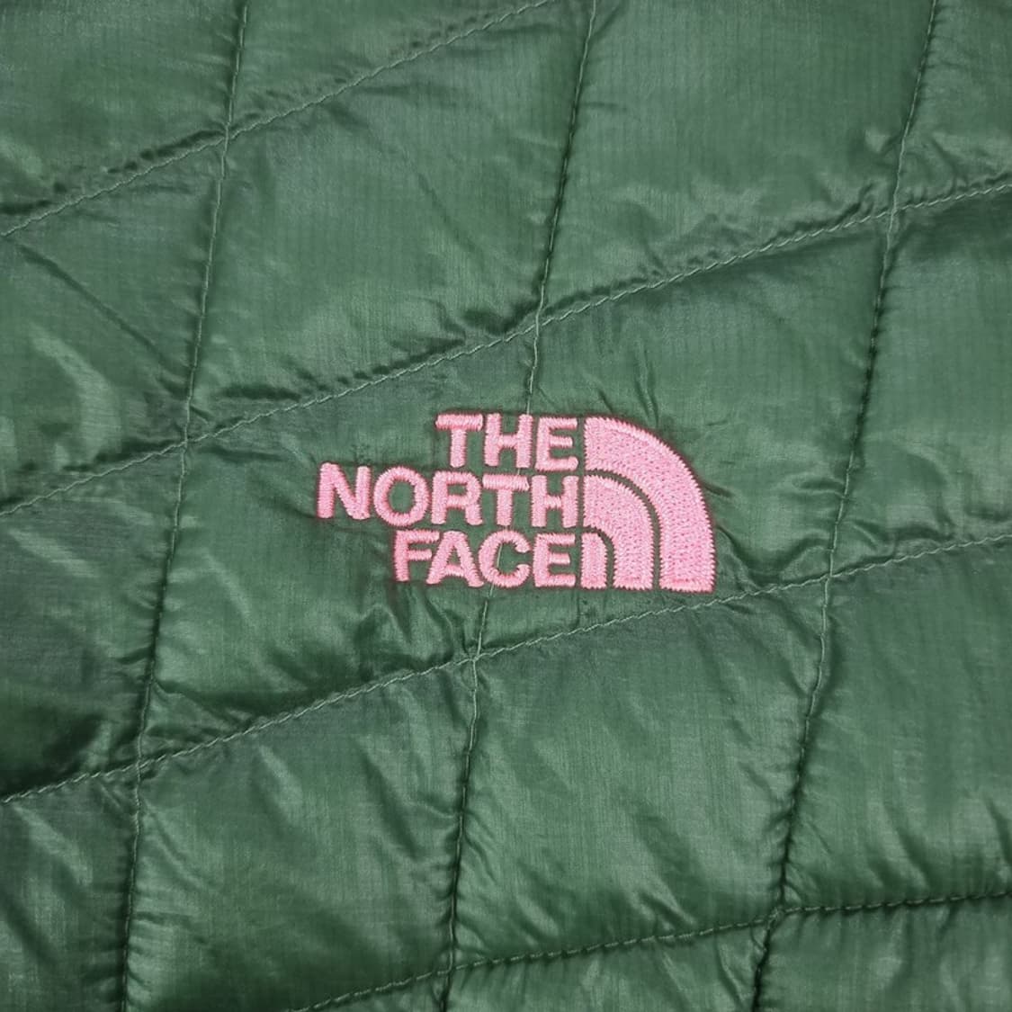 [노스페이스] 로고 자수 경량 패딩 카키 M19786 상품이미지7