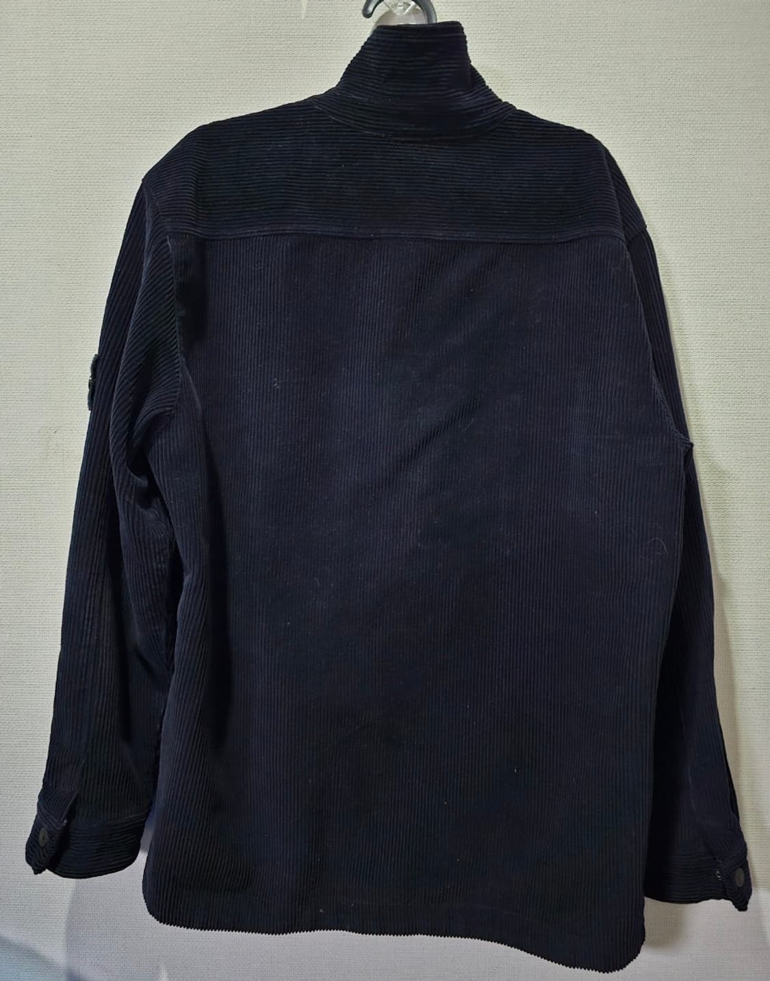 정품 24FW 스톤아일랜드 와펜 패치 코듀로이 자켓 블랙 95 / M 상품이미지4